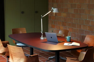 Embru Tisch Redondo burgundy marchand chair meeting close