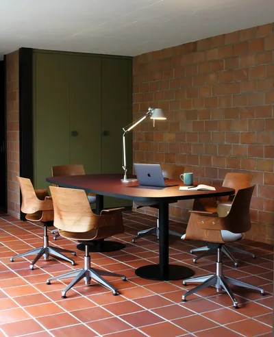 Embru Tisch Redondo burgundy marchand chair meeting