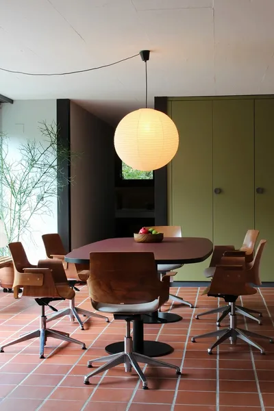 Embru Tisch Redondo burgundy marchand chair sitzgruppe