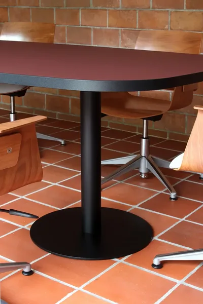 Embru Tisch Redondo burgundy saeulen schwarz close