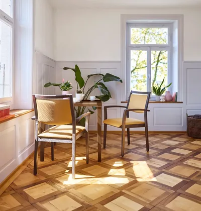 Embru Stuhl Holz dunkel Pflegeheim Mood Sitzgruppe square