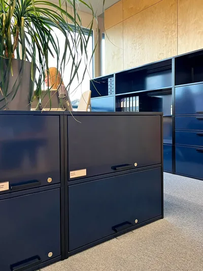 Les modules avec deux hauteurs de classeurs sont utilisés comme sideboard pour délimiter les côtés.
