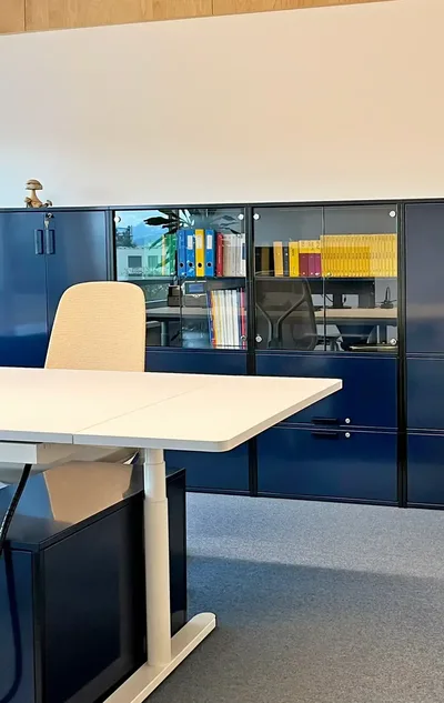 Tables de bureau réglables en hauteur aux courbes douces et plateau rapporté