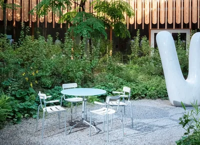 Der runde Gartentisch ﻿﻿«Haefeli» komplettiert die Sitzgruppe