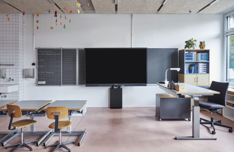 Digitale Tafel mit elektrischem Wandlift mit Einhängetafeln