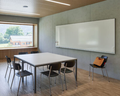 Whiteboard in Panoramaformat mit Wandmontage