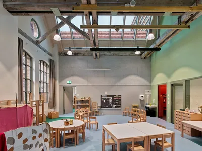 Kindergartenstühle und -Tische aus Holz