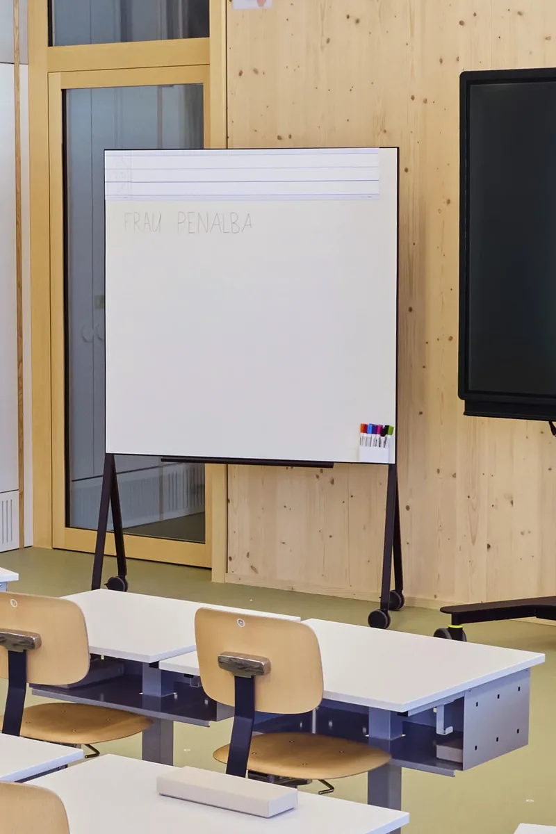 Freistehendes Whiteboard auf Rollen
