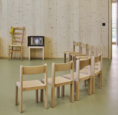 Holzstühle für den Sitzkreis im Kindergarten