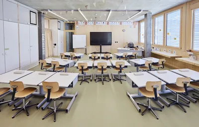 Klassenzimmer mit dem neuen Tisch 5770