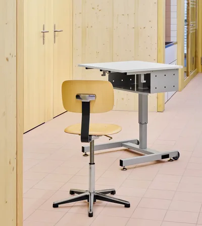Schultisch 5770 mit grossen Rollen