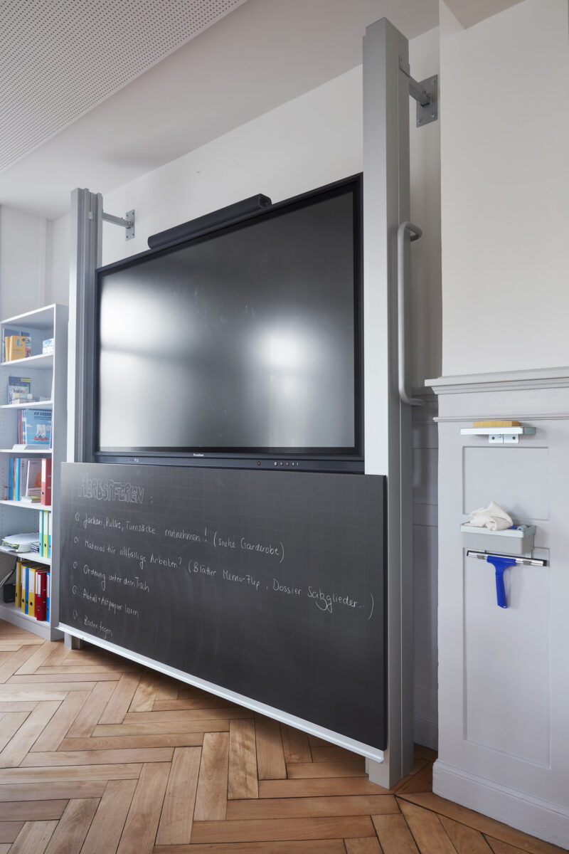Säulentafel mit integriertem, höhenverstellbarem Display