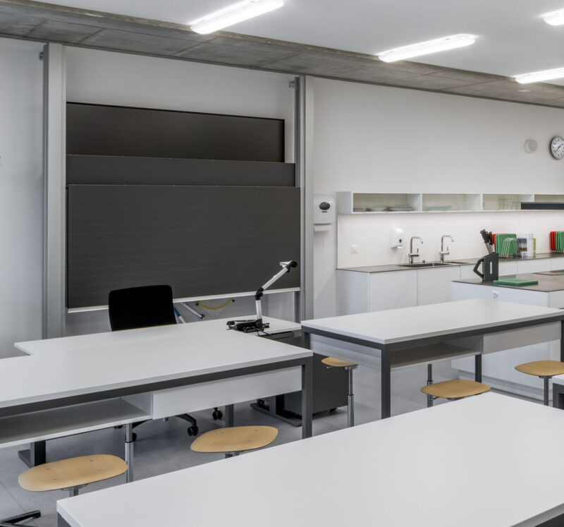 Säulenwandtafel mit Display wandmontiert