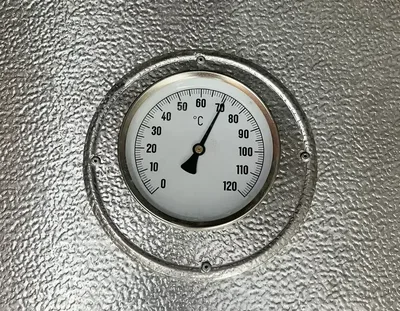 Derrière une épaisse couche isolante, l'eau reste à une température comprise entre 60 et 80 degrés.