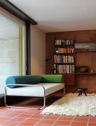 Embru roth bett blau gruen fenster